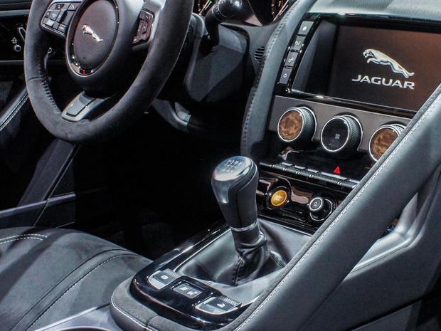 Jaguarの「F-TYPE」マニュアルトランスミッション

　Jaguar車にマニュアルが採用されるのは久しぶりだ。このF-TYPEには6速マニュアルトランスミッションのオプションもあり、熱心なファンにとって有力な選択肢になるだろう。