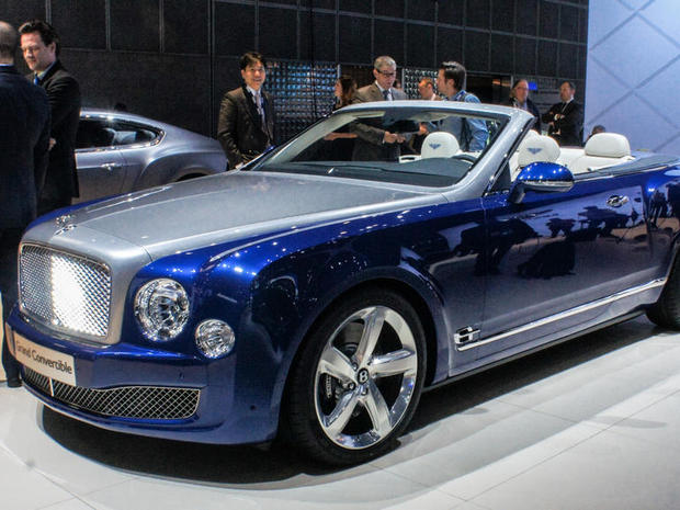 　Grand Convertibleは、Bentleyが「リキッドメタル」と呼ぶ色をボンネットに使っているが、ボディにはシークインブルーを採用している。シークインブルーは本来、ある顧客のリクエストによるカスタムカラーで、ドレスに使われていたスパンコールをベースにしている。