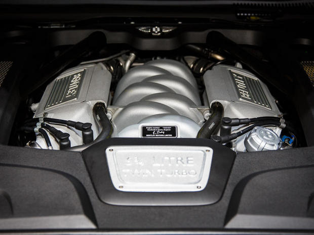 　エンジンはMulsanneの「Speed」エディションを採用。6.75リッターV-8エンジンはツインターボチャージャー付きで、530馬力、トルク811 lb-ftを生み出す。