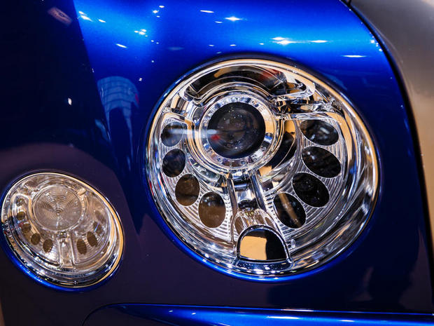 　Bentleyは、最小限の装飾を施した円形ヘッドライトケースをGrand Convertibleにも採用している。