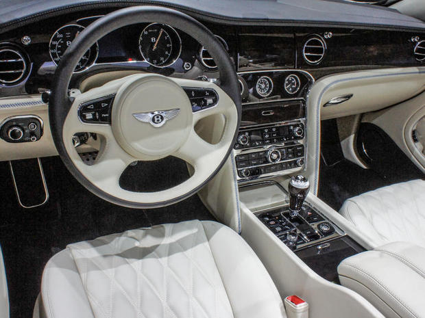 　Bentleyは、車体に対するクラフトマンシップすべてをモダンな電子機器とともにGrand Convertibleのキャビンにも注いでいる。