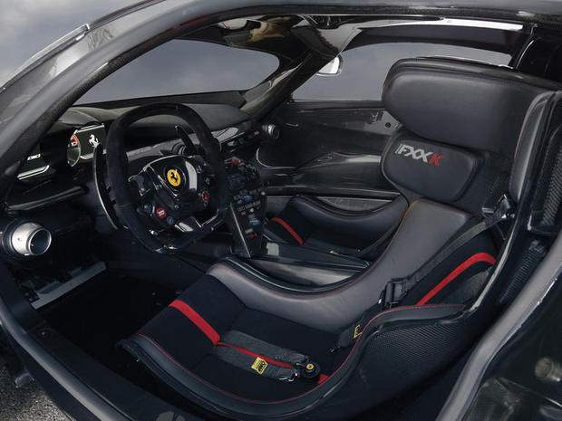 　FXX Kは、レース用のシートを搭載し、軽量化のために余分な内装を取り除いているが、認証やレギュレーションを満たさないので、レースに出場することはできない。代わりにFerrariが「Client-Test Driver」と呼ぶプログラムの一部として、Ferrariがサーキットで提供できる最高の車を同ブランドの特別な顧客が試すことに使われる。