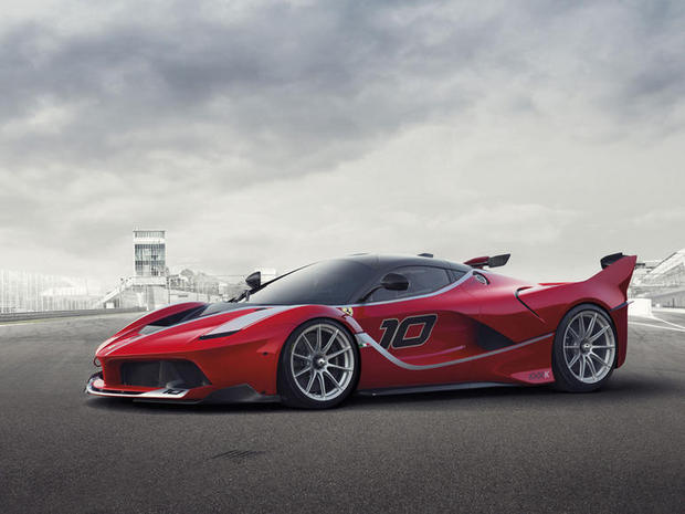 　FXX Kは、そのパワーとは別に、電子的な補助システムやより高速で走るための装備が施されている。サスペンションから電子制御デファレンシャル、特注のトラクションおよび安定性制御システムなど、FXX Kは幅広く設定可能だ。