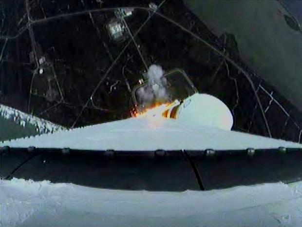 　Orionに搭載されたカメラの1台が打ち上げ直後に撮影した下側に見える第37複合発射施設。Orionの下にある巨大ロケットから吹き出される炎が写真中央に見える。