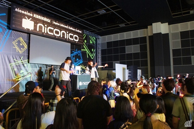 　ニコニコDJステージのオープニングを飾ったのは「DJシーザー」。