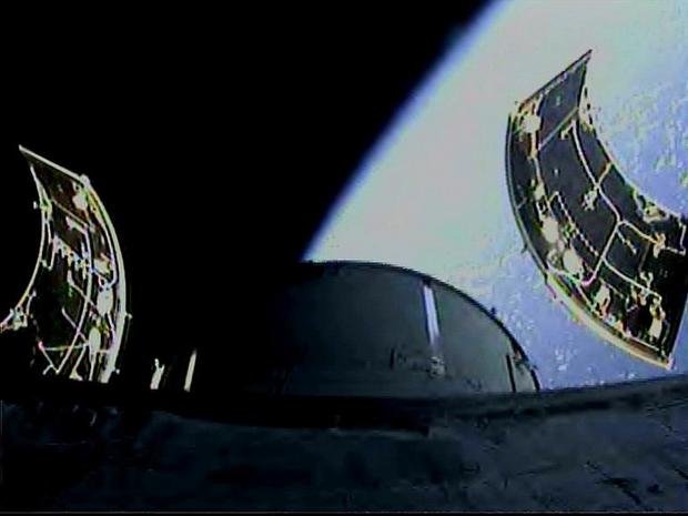 　Orionに搭載されたカメラが同宇宙船初のテスト飛行において撮影した興味深い節目となる出来事。ロケット本体からサービスモジュールのフェアリングが切り離されている。フェアリングの長さは14フィート（約4.2m）。