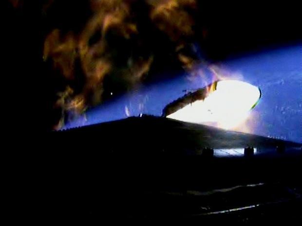 　Orionに搭載されたカメラが撮影した、発射後に切り離されるDelta IV Heavyロケットのブースターの1つ。