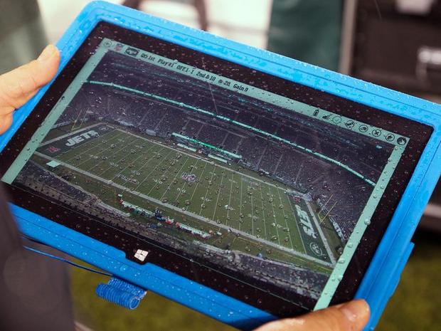 　NFL用Surfaceには2つのタイプの写真が配信される。その1つが、50ヤードラインを上空から見たこのビューだ。