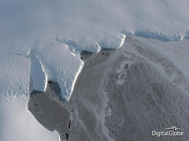 南極の氷

　2014年、科学者や政治家などの間で、地球の両極の氷の状態が熱い話題になった。これは3月12日に撮影された南極のノルデンシェルド盆地の写真だ。
