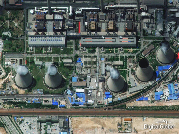 燃える石炭

　DigitalGlobeのWorldView-3商業衛星で撮影した中国河南省の炭鉱と発電所のクローズアップ写真。

