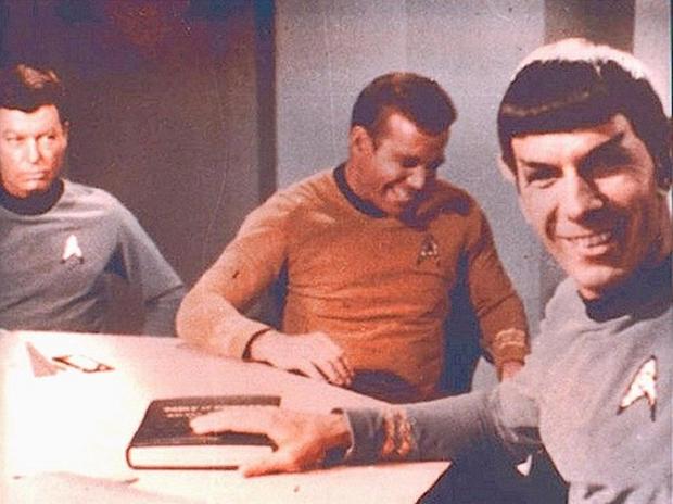 　1966年に放送が開始された「宇宙大作戦」の舞台裏で撮影された写真。ミスター・スポックが笑顔を見せている。