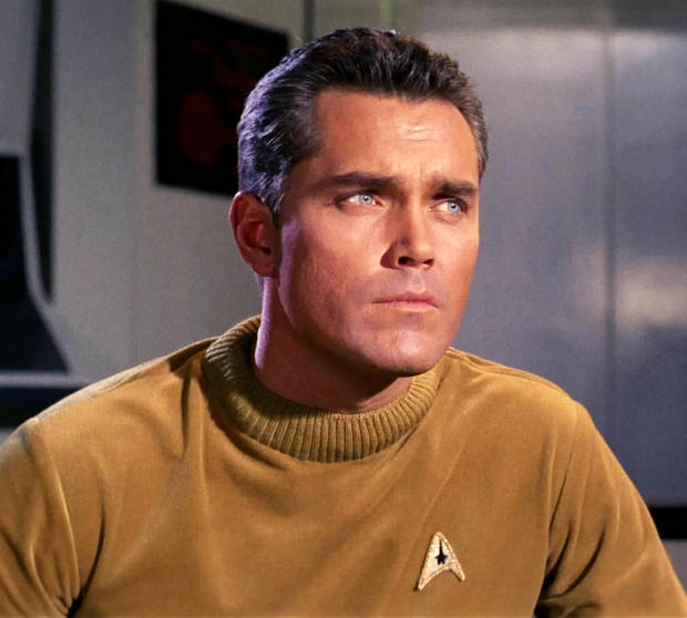 　（却下された）最初のパイロットエピソードでは、クリストファー・パイクがエンタープライズの船長だった。パイク役を演じたJeffrey Hunterは、悲しいことに1969年に死去した。
