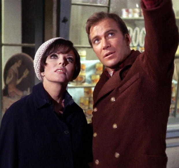 　有名なエピソード「危険な過去への旅」で、William Shatnerとゲスト出演者のJoan Collinsが登場するシーン。