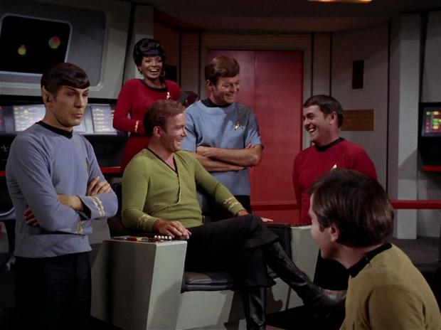 　スポックやマッコイ、ウフーラ、スコッティなどの信頼の置ける乗組員たちと艦橋で懇談するカーク船長。