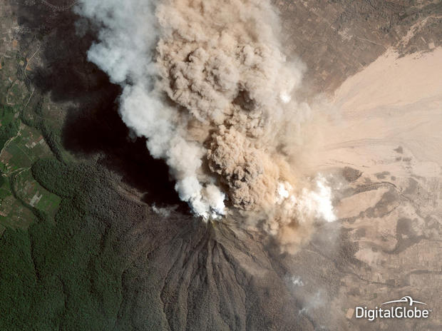 インドネシアの火山噴火

　1月、インドネシアのシナブン火山が噴火を始めた。この画像は1月23日に撮影されたもの。
