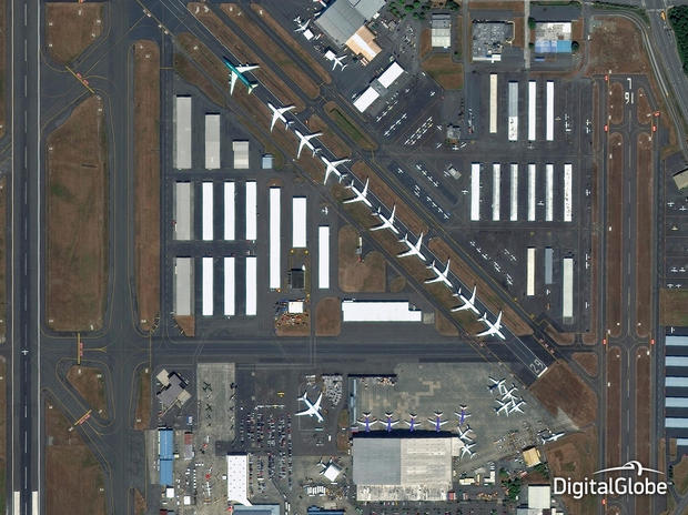 上空から見た飛行機

　Boeingの工場があるワシントン州エバレットを上空から撮影した。WorldView-3は30cmの解像度を実現した初の商業衛星だ。つまり、画像内の1スクエアピクセルにつき、地上の1平方フィート（約0.09平方m）の空間を捉えている。それほど高精細には思えないかもしれないが、2013年当時の標準だった50cmに比べると大幅な進歩だ。
