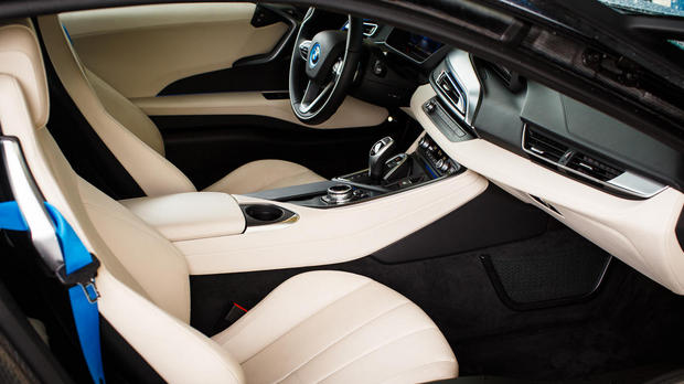 　運転席のデザインやコントロール類は他のBMWモデルのものを流用している。