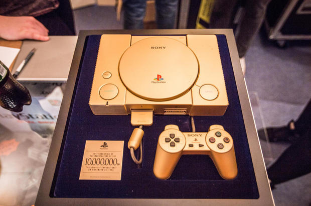 　「PlayStation」20周年を記念して設けられたPlayStation期間限定ショップ兼博物館へようこそ。

　この特別ショップは、イーストロンドンのベスナルグリーンにあり、20年にわたるPlayStationゲーム関連の幅広い思い出の品を展示しており、このゴールドモデルのPlayStationも含まれている。これは、PlayStationコンソール1000万台目の製造を記念して作られた。

　20周年を祝う一環として、特別版PlayStation 4が数量限定で販売された。同特別版の色はグレーで、1994年にリリースされた初代PlayStationのカラーリングをまねている。

　思い出の品はほとんどが展示に限定されているが、これは博物館としての役割のためだ。しかし、この特別ショップでは最近のPlayStationにちなんだ品物も販売されており、お金を使いたくてしかたがないビジターにはうってつけだ。