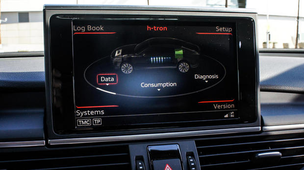 　Audiは、ドライブトレイン性能のモニタリング用に特殊な画面を実装した。ここでは、電力が再生されたものか、バッテリによるものか、燃料電池によるものかが表示される。