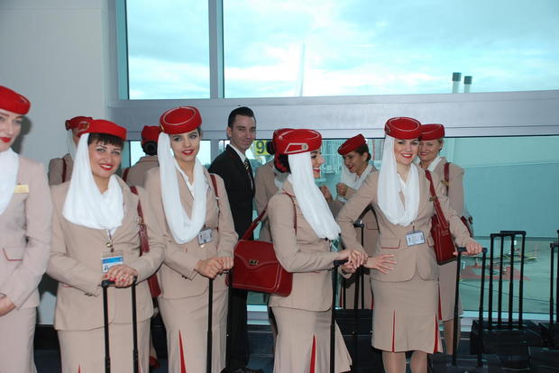 　A380には27人の客室乗務員が搭乗する。この個性的な制服がEmiratesの売りだ。