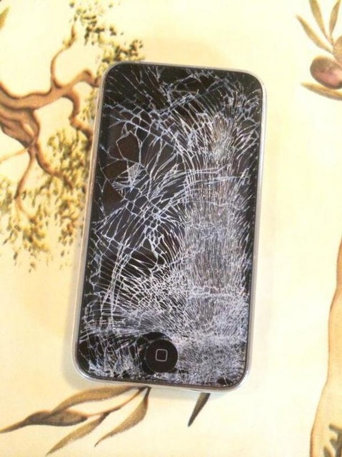 　「ポケットに入れようとしたが、入れ損ねた」。Matt Trovatoさんは自身の「iPhone 5s」についてこう話した。