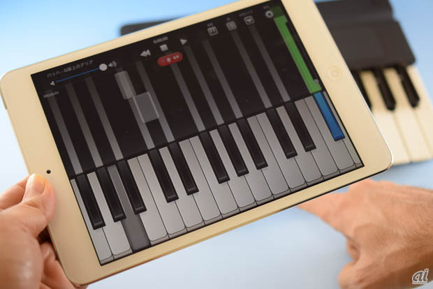 　まずは無料のアプリ、Finger Piano Plusで接続してみた。実際に鍵盤を弾くと、iPadのキーも連動する。