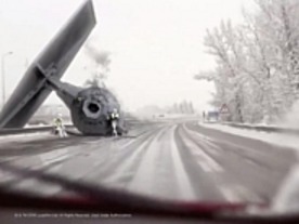 スター・ウォーズ「TIEファイター」、雪の高速道路で炎上事故？