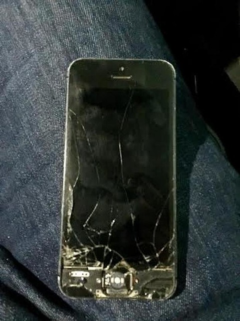 　Kyle Hartzさんの「iPhone 5」は、8月に車の屋根から落下して、ひかれたが、今でもきちんと動いている。