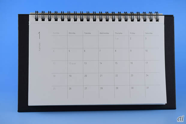 　カレンダーは至ってシンプル。こちらは日本語で日本の休日のみが書かれています。