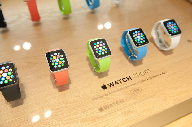 純粋な新製品をついに発表

　9月のiPhone 6イベントでは、重大な発表がもう1つあった。同社にとって2010年の「iPad」発売以来となる新しいカテゴリの製品「Apple Watch」だ。

　Apple Watchは2015年前半に発売予定で、価格は349ドルから。それによりAppleは、既に競争が激化しているウェアラブル市場に参入することになる。この市場では、Fitbit、LG、サムスン、Motorolaなどが既にスマートウォッチやフィットネスバンドを発売している。

　Cook氏は9月のイベントで、Apple Watchは「包括的」な健康およびフィットネスデバイスであり、トランシーバーであり、「Apple TV」ストリーミングボックス用リモコンであると説明した。これらの要素だけでも、現行のスマートウォッチとの差別化要因となる。既存のスマートウォッチは、歩数の計測や通知の表示、基本的なアプリの実行といった機能しかないものが多い。とはいえ、Apple Watchはハイエンドのニッチ製品になってしまう可能性もある。安価なスマートウォッチが既にいくつも発売されているからだ。
