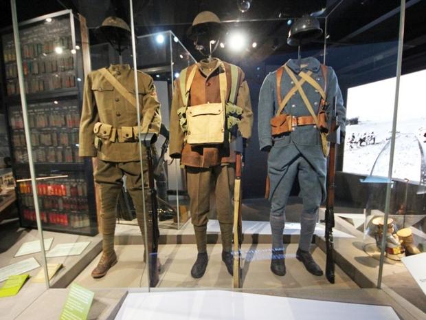後期の軍服

　戦争の後期に使われた軍服。間違いなく以前のものよりずっと実用的になっているが、なぜ青色なのだろうか。よく分からない。