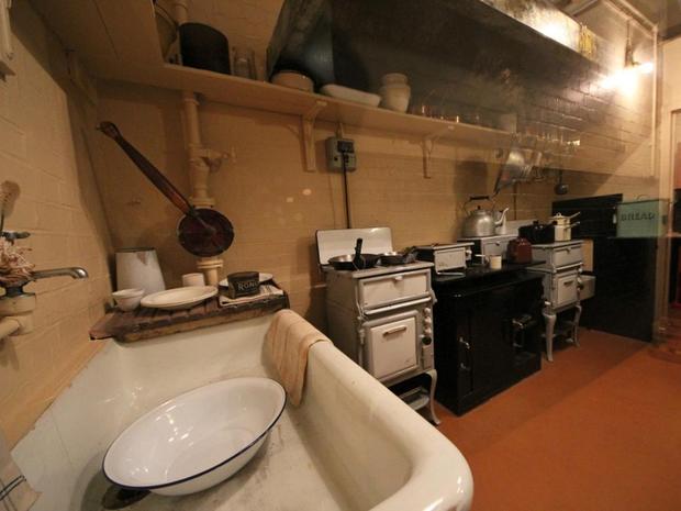 台所

　Churchill夫妻用の台所。中央左に写っている手動ポンプは、廃水を地上に押し上げるためのものだ。