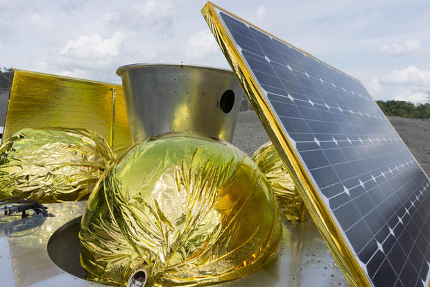 　この球形の物体は燃料タンクに相当するもので、スラスタの動力源となる。一方、太陽電池パネルは電気系統の給電に使われる予定だ。