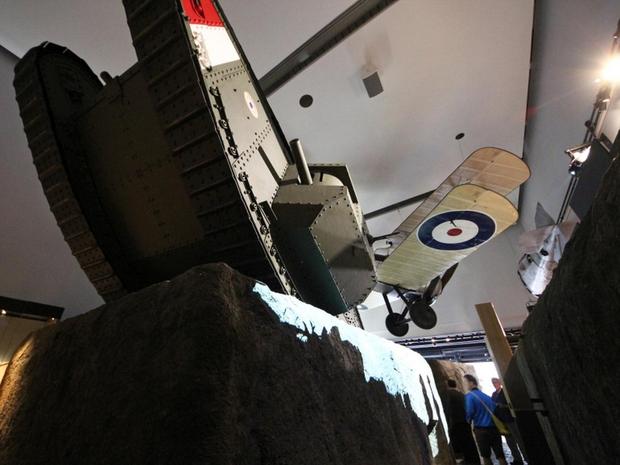 車両

　このクールなディスプレイでは、英国の「Mark V」戦車が塹壕を乗り越え、その上を複葉機が「飛行」している。壁の右下の影に注目してほしい。