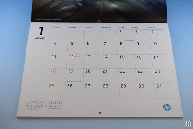 　カレンダーには、日本と米国の休日が記されています。