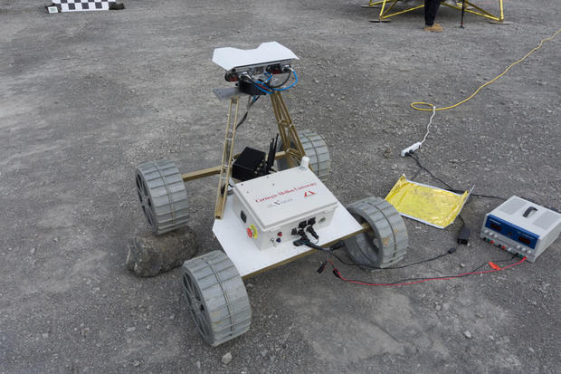 　月面探査車は現時点ではWi-Fi接続を使って月着陸船に信号を送信しており、着陸船が受信した信号を地球の基地局に送ることになっている。もっとも、このテストでは約30フィート（9m強）しか離れていない。