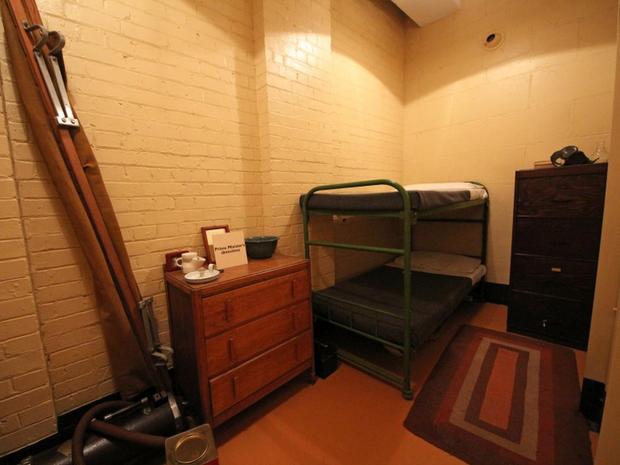 居心地のよい空間

　広くはないが、階級の高い職員には、少なくとも地下2階にある寝台の代わりに部屋が与えられていた。