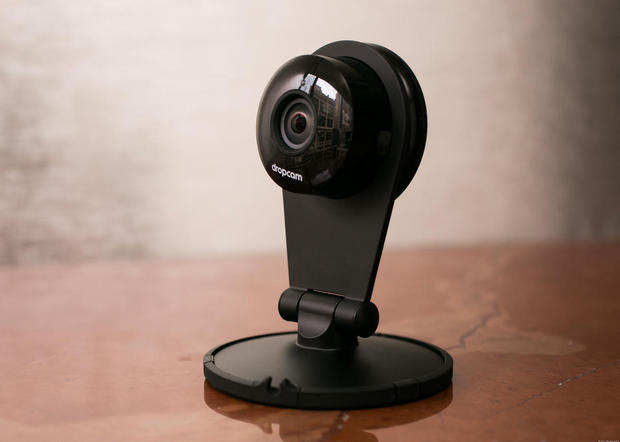 スマートホーム業界の再編

　2014年に行われた3つの大型買収によって、スマートホーム業界は再編が進んだ。

　Nest Labsは2つの手を打ち、防犯用ウェブカメラメーカーのDropCamと、より堅牢なスマートホームハブに取り組んでいる企業であるRevolvを買収した。DropCamの買収により、Nestは市場でもっとも高品質な防犯カメラを手に入れた。同社が最高品質のスマートホームアクセサリーメーカーを目指しているのであれば、間違いなく正しい道に進んでいると言える。一方、Revolvの買収で重要なのはエンジニアだった。NestはRevolvが扱っていたハードウェアの販売は継続しないが、そのハブを開発したチームを迎えることによって、より多くの接続オプションを追求できる人材をそろえることができると述べている。このハブは、もっとも多くのスマートホームプロトコルをサポートしていた。

　サムスンのSmartThings戦略ははっきりしない。SmartThingsの買収によって、サムスンは間違いなくもっとも革新的なスマートホームハブを手中に収める。同社はすでに、SmartThingsを大型スマート家電のコントロールポイントとして使用している。しかし、SmartThingsの最高経営責任者（CEO）であるAlex Hawkinson氏は、同社のプラットフォームは今後もオープンだと約束しているため、サムスンがこれを利用して自社専用のスマートホームブランドを立ち上げる可能性は小さいように見える。筆者は個人的に、サムスンが同社の大型家電と、ほかのスマートデバイスの間にどれだけの連携を許すかということに強い関心を持っている。家電メーカーは伝統的に、安全性を理由として、大型家電をほかのデバイスと接続させないようにしてきた。しかし、地下室の乾燥機が止まったら上の階の照明を点滅させるようなことが可能になれば、消費者も魅力を感じるかもしれない。