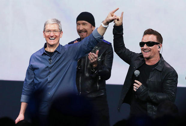 U2のアルバムが全「iTunes」ユーザーに配信

　人は無料なら何でも欲しがるわけではない。

　AppleのiPhone 6発表イベントの最後にゲストとして登場したU2は、短いコンサートで同イベントを締めくくった後、自らの最新アルバム「Songs of Innocence」をiTunesの8億件のアカウントに無料で提供すると発表した。

　遠慮なく意見を述べる多くのユーザーは、Appleが同アルバムをiTunesやほかの「iOS」デバイスに無断で自動ダウンロードしたことに不満を訴え、アルバムを返却したいと主張した。Appleはすぐさま公式ウェブサイト上にアルバムの削除方法を記したページを追加した。
