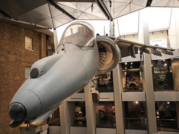 「Harrier Jump Jet」

　象徴的なHarrier Jump Jetの1機。垂直／短距離離着陸（V/STOL）が可能だ。