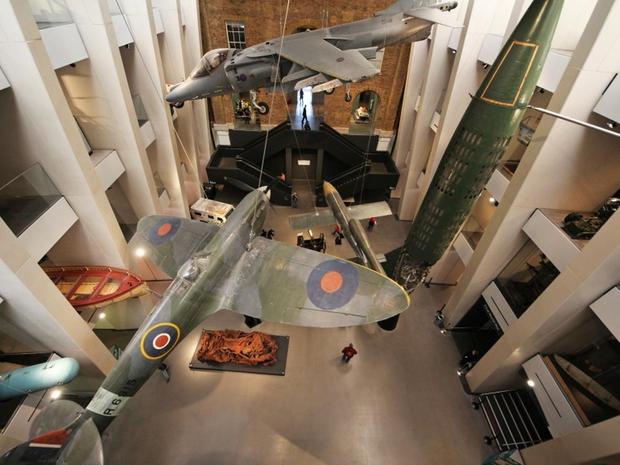 吹き抜け

　「Harrier」と「Spitfire」がこの巨大な吹き抜けに吊されている。その横に展示されているのは「V-1」飛行爆弾と「V-2」ロケットだ。