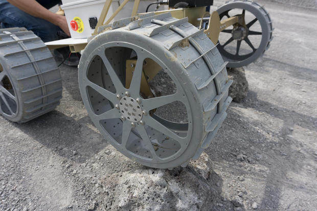　試作機の車輪。以前はケーキの焼き型として使用されていた。