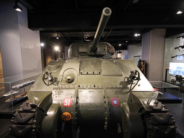 「Sherman」

　「Sherman」戦車は近くで（そして内側から）見ると想像よりはるかに大きい。