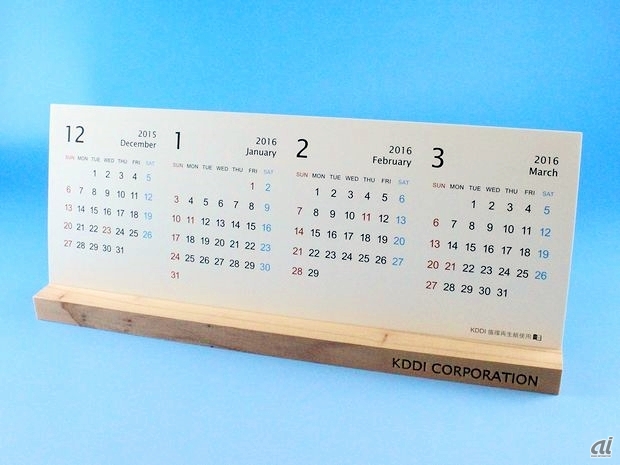 　卓上カレンダーはデスクに置きやすいコンパクトサイズで、一度に4カ月分のスケジュールを確認できます。循環再生紙を使って作られているそうです。