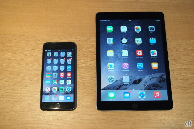 スマートフォンとしては十分に大きくなったiPhone 6 Plusと並べてみても、iPad Air 2にはやはり画面の大きさによる快適性でアドバンテージがあることがわかる