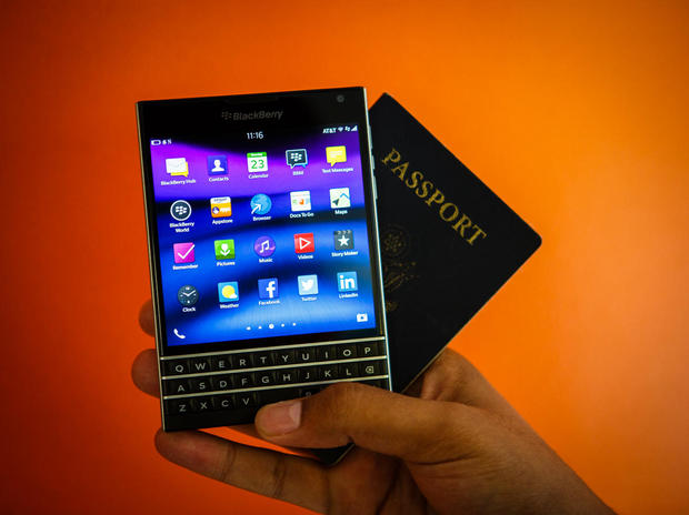 BlackBerryの「Passport」と「Classic」

　窮地に立ったBlackBerryは、かつての賞賛を得ていた要素を新しくした2つの試みを2014年に発表した。「QWERTY」キーボードを搭載する「BlackBerry Passport」と「BlackBerry Classic」だ。
