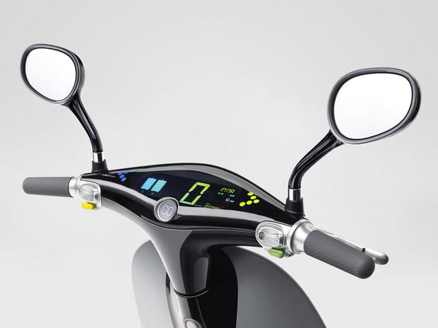 　Smartscooterは車体に30個のセンサを搭載しており、動きや最適な走行速度、事故の発生を検知する。