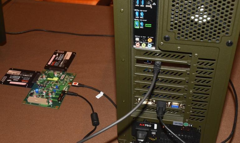 CES 2015では、サムスンの「840 Evo」SSDドライブ2台をRAID 0構成で使用するUSB 3.1 Type-Cのデモが行われていた。
