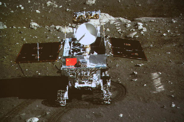 「玉兔号」が月面で故障

　中国は、「玉兔号」と名付けられたローバーの月面着陸を成功させたが、すぐにミッションを危機にさらすような技術的問題に見舞われた。Patrick Stewartはこれを見て「感動的な」告別を演じた。
