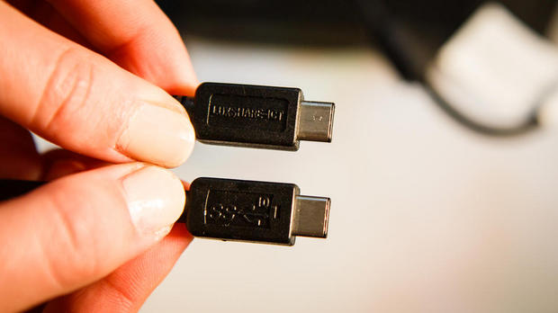 両端が同じプラグ

　写真のようにケーブルの両端は、USB Type-Cプラグになっている。この設計は、新しいケーブルでは一般的となる。

　プラグは、コンピュータやアダプタ類で使用される従来のUSB Type-A標準よりも小型だ。
